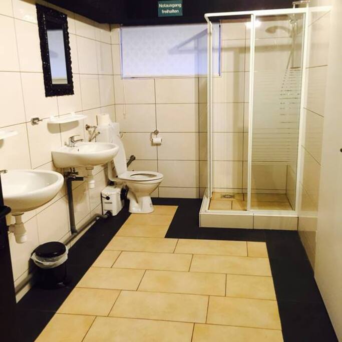 gemeenschappelijk douche en toillet met was en droogmachine