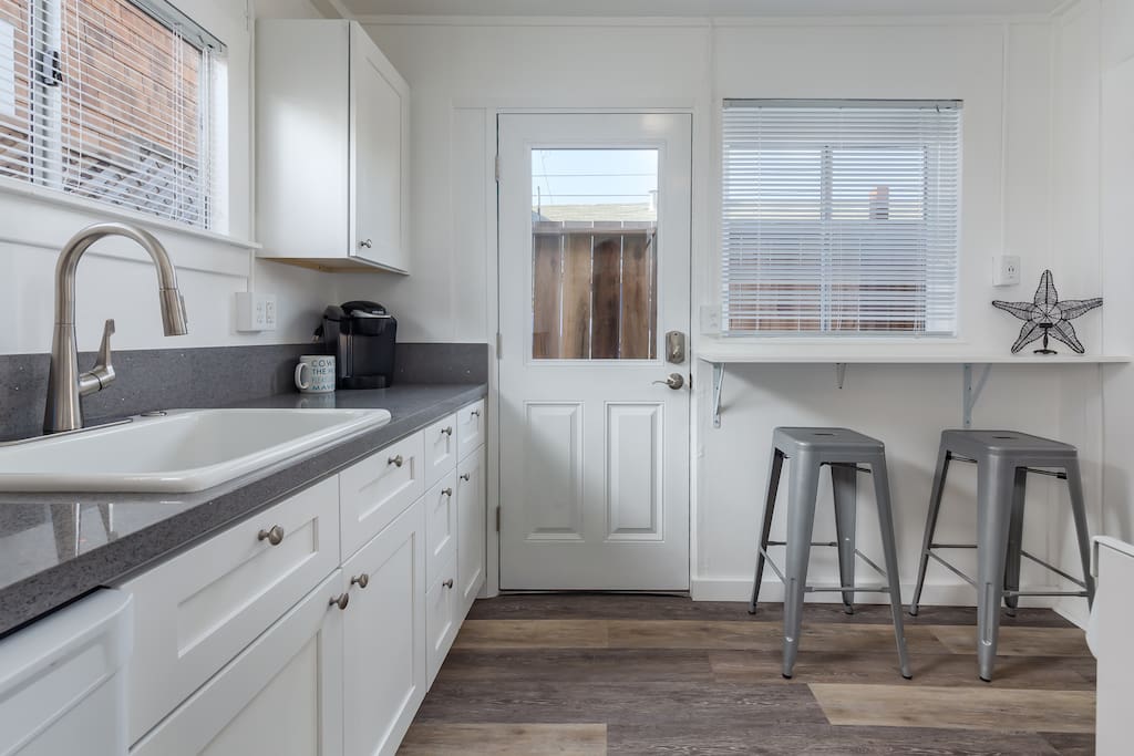 Kitchen, breakfast bar