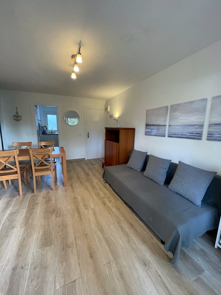 Dhomë ndenjjeje me divan krevat (135x190cm)