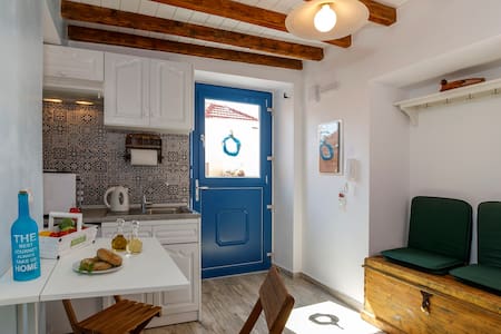 2 Traditional Greek House since 1830 1km Old Town