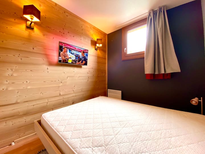 غرفة النوم الرئيسية بسرير مزدوج وشاشة مسطحة لمشاهدة التلفزيون في هدوء تام. 