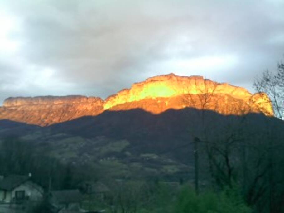 Couché de soleil sur le parmelan depuis la maison...