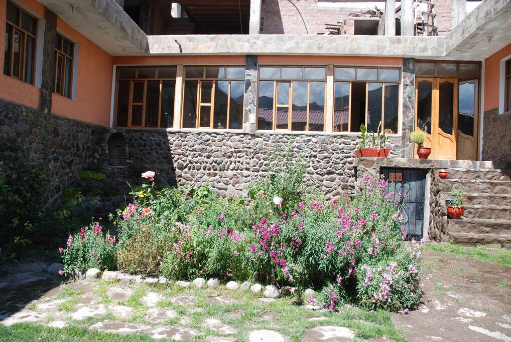 Jardín y frontis del Restaurante