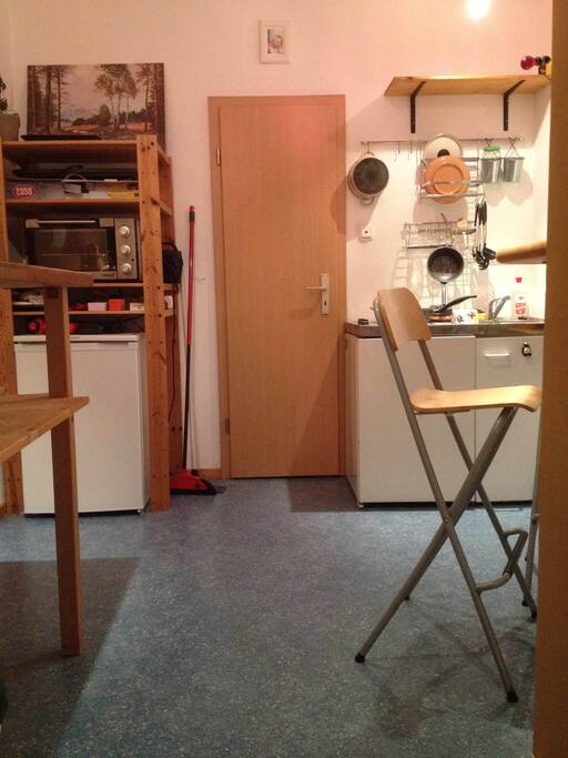 Küche mit Herd, Minibackofen, Spüle, Kühlschrank, etc