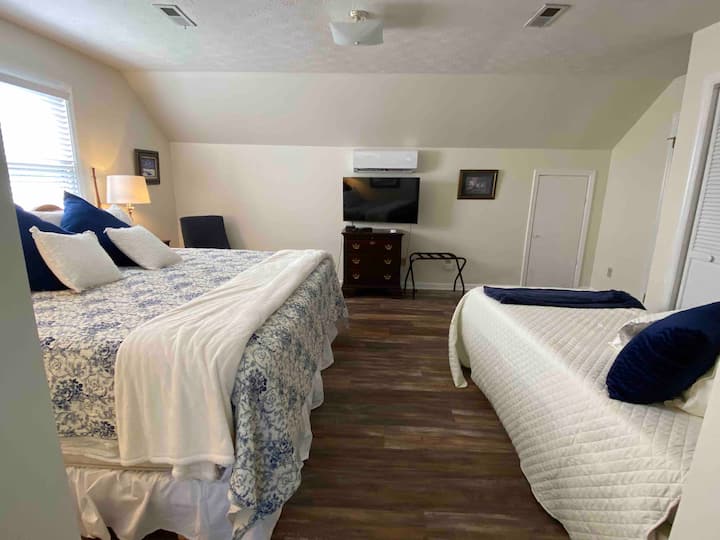 Chumba cha kulala cha ghorofa cha kifalme chenye mapacha na televisheni - mwonekano tofauti.