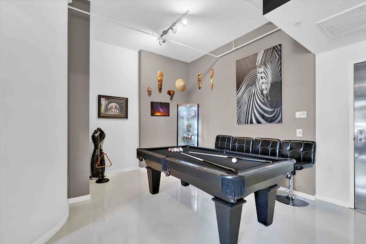 Luxury Old Town Loft W/pool Table & 110 Projector - Scottsdale, AZ
