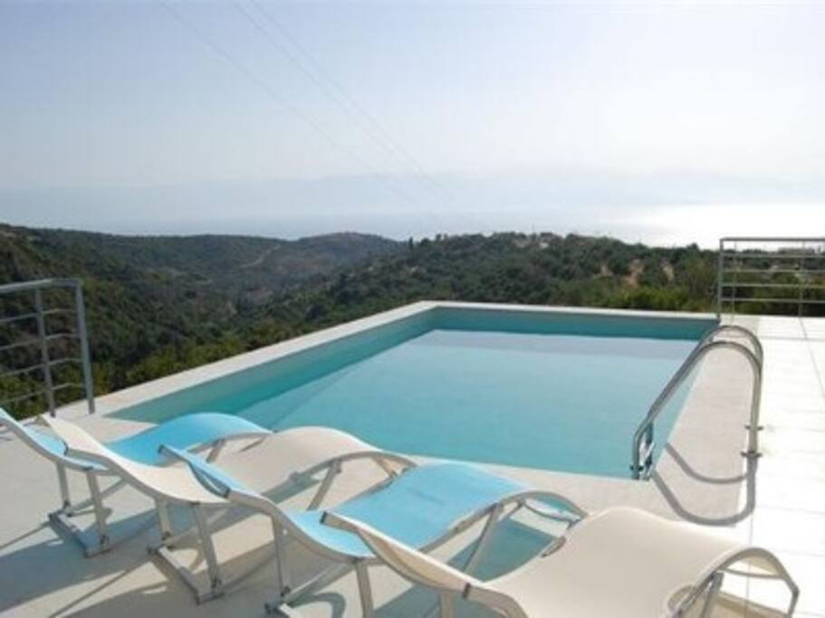 Infinity pool with glorious views of sea and Mani mountains