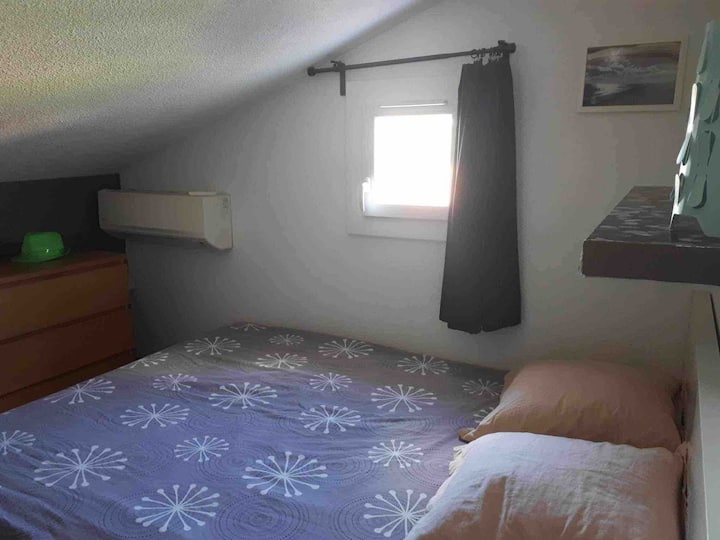 Spálňa na poschodí (klimatizovaná ).