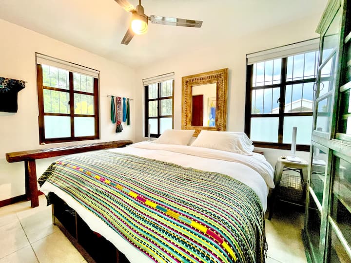 Основната спалня разполага с двойно легло, разкошна антична маса за свещи, уникално издълбано огледало, оригинална абстрактна живопис и светлина от трите прозореца с матирани стъклени панели. Събуждането на гледката към вулкана никога не остарява!