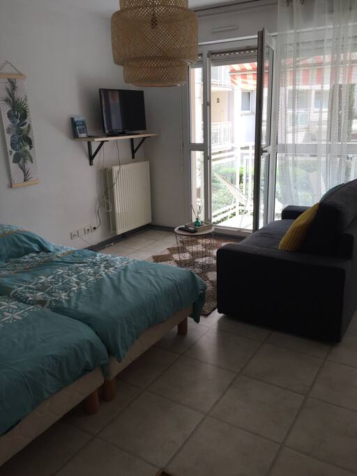 Espace couchages avec 2 lits en 90 et un canapé lit couchage 120