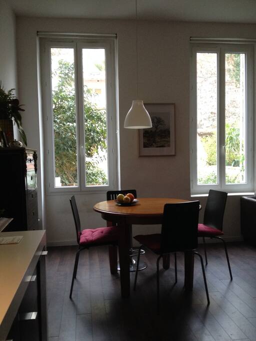 Table de séjour, vue sur jardin