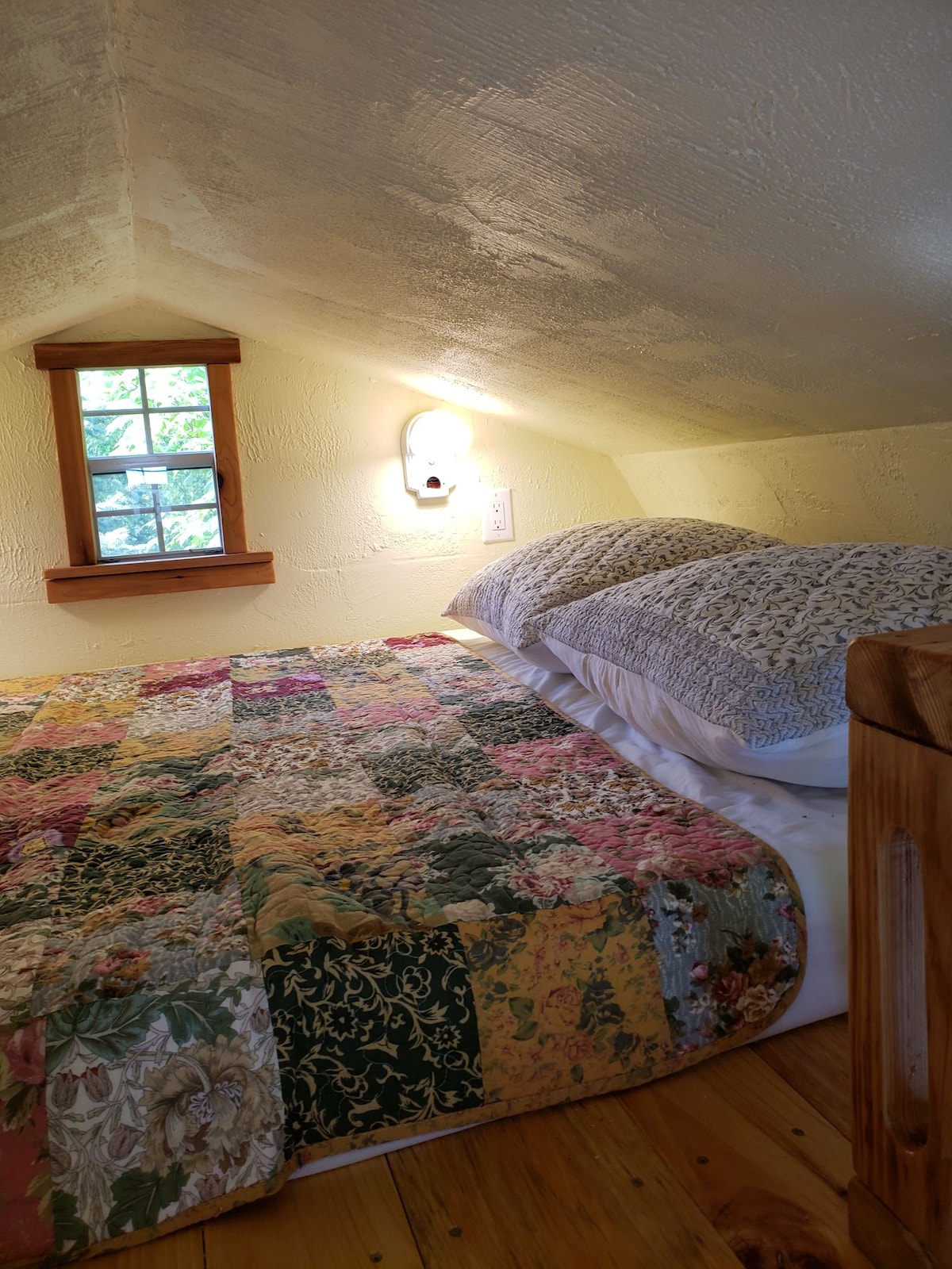 ห้องใต้หลังคาที่อบอุ่นพร้อมที่นอนเมมโมรี่โฟมขนาดควีนไซส์