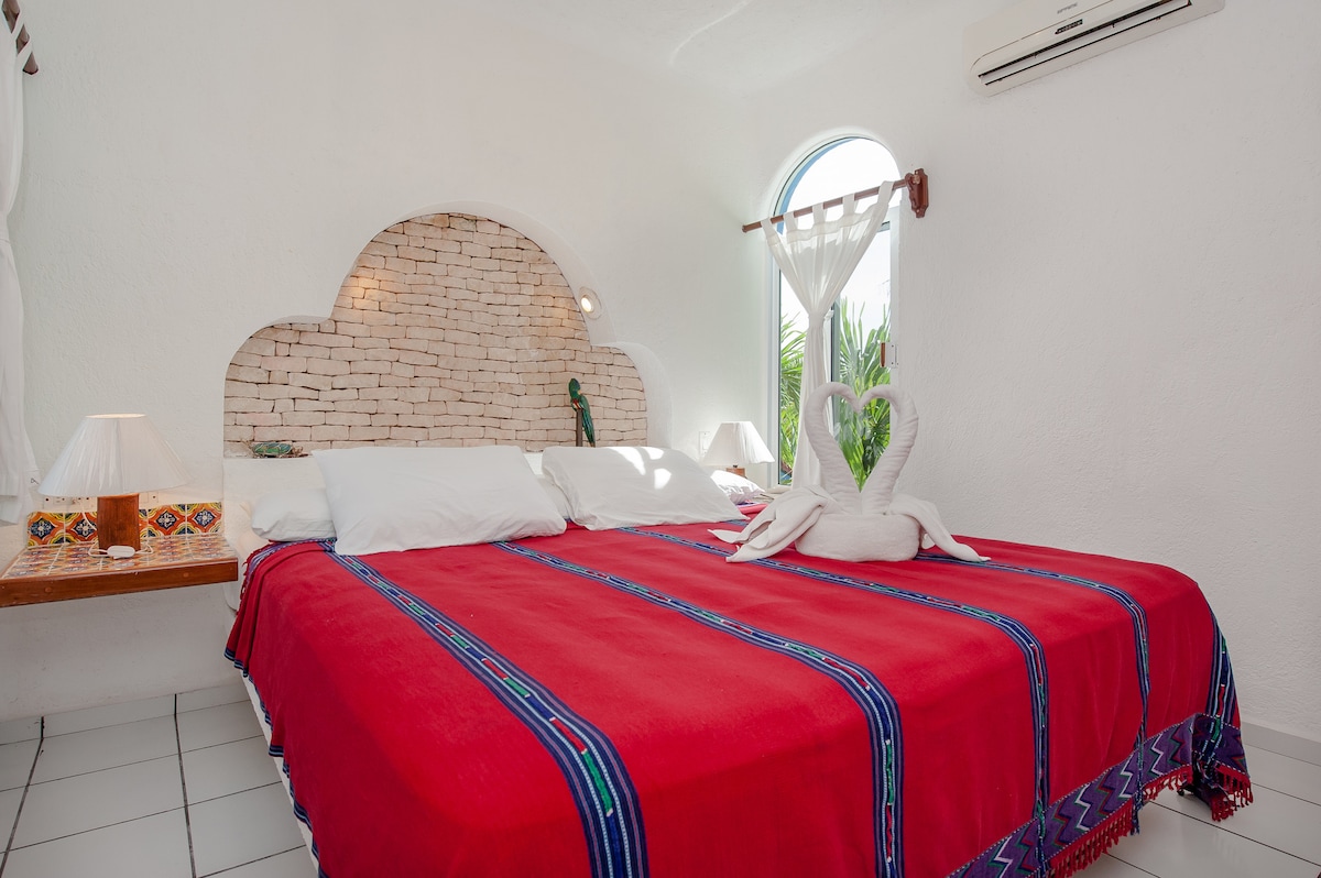 Dormitorio principal con ventana orientada al mar