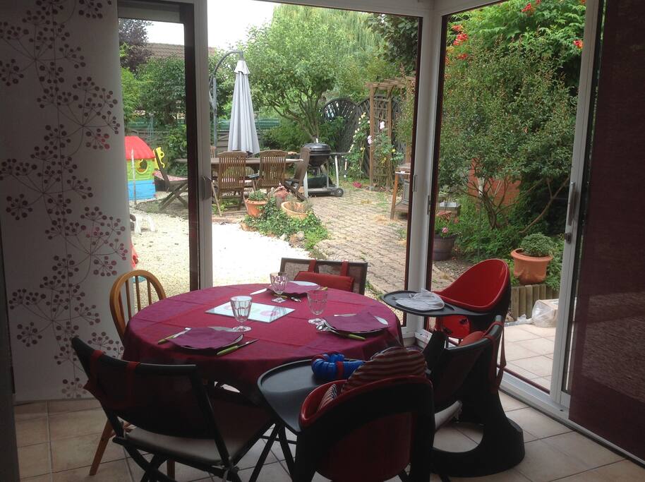 Petit dejeuner pris dans la véranda