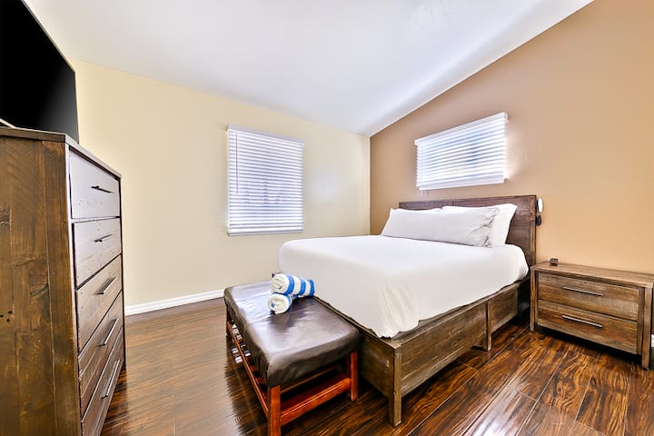 Dormitorio #1: queen con control remoto para cama ajustable con ascensor para la cabeza y los pies para una comodidad perfecta.  Ajusta la cabeza y/o los pies hacia arriba o hacia abajo. Si tienes problemas de espalda como yo, esto es lo que necesitas.  Pequeña zona de vestidor. Televisión por cable con cómoda.