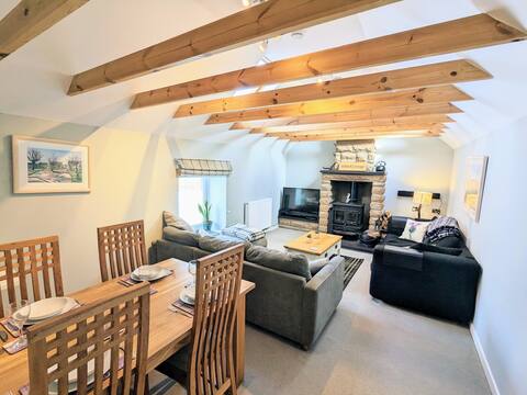 Cheerful 2 bedroom cottage close to village centre