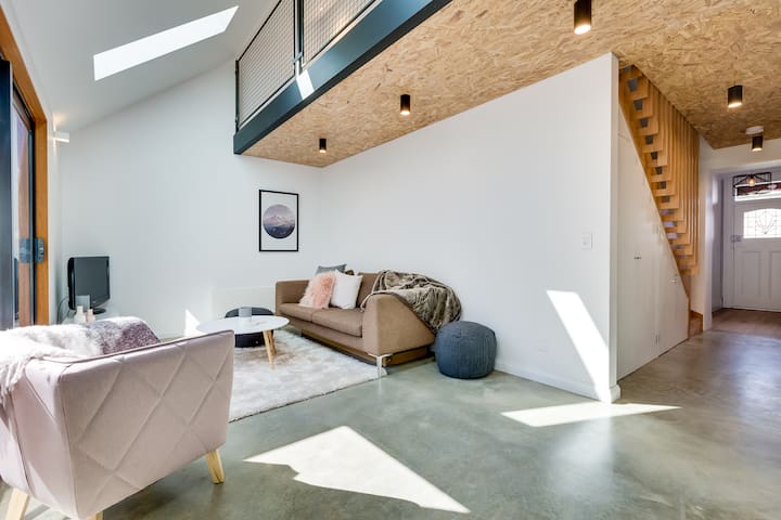 Well-appointed, architecturally designed home gallery image 3