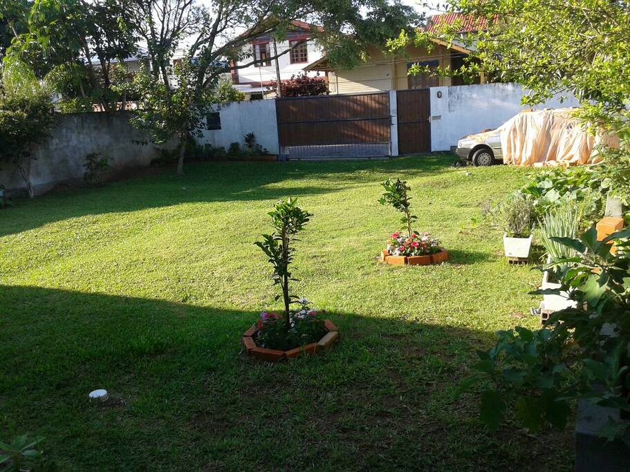 Área de lazer e estacionamento
