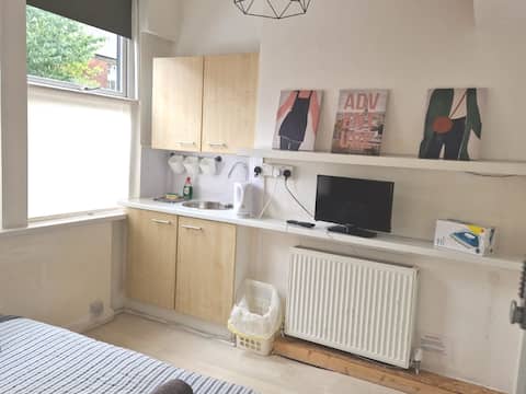 Popular Airbnb listing: 'Green Quarter' En-Suite City Studio Leeds in Richmond Hill