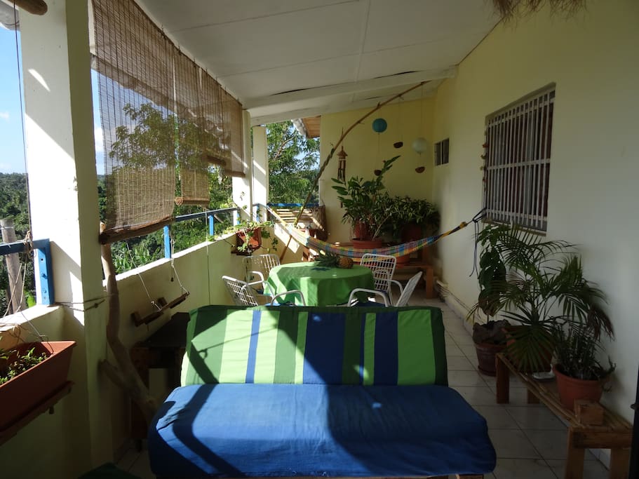 Terrasse avec vue sur le lagon et la campagne