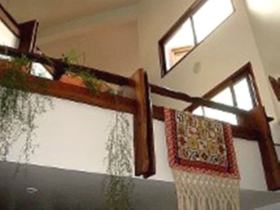 Uma casa com pé direito de 09 metros, o que a torna ainda mais agradável no verão!