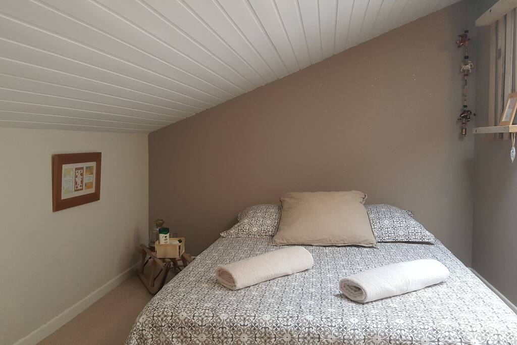 Chambre double cosy et lumineuse, sous les toits. Petit-déjeuner compris !