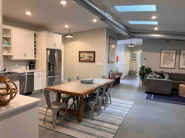 Steps from Beach, Cliff Walk, Minutes to Downtown!