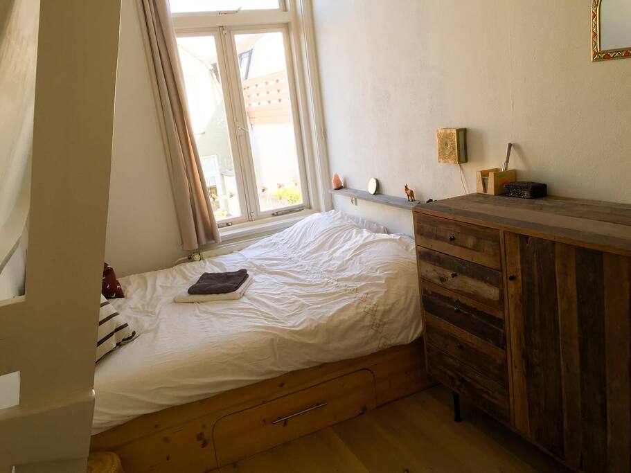 The cozy bedroom (second floor)/ De slaapkamer (tweede verdieping)