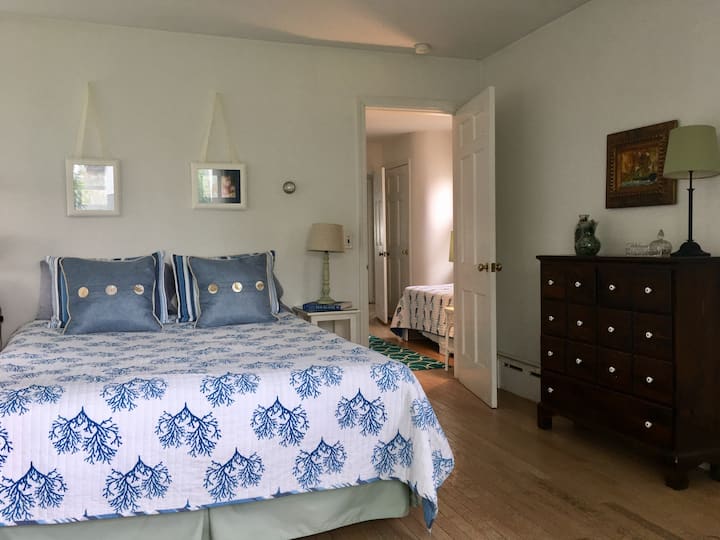 Dormitorio para huéspedes o niños (parte de los dormitorios adjuntos Jack & Jill) con cama tamaño queen, armario, sofá de dos plazas y escritorio