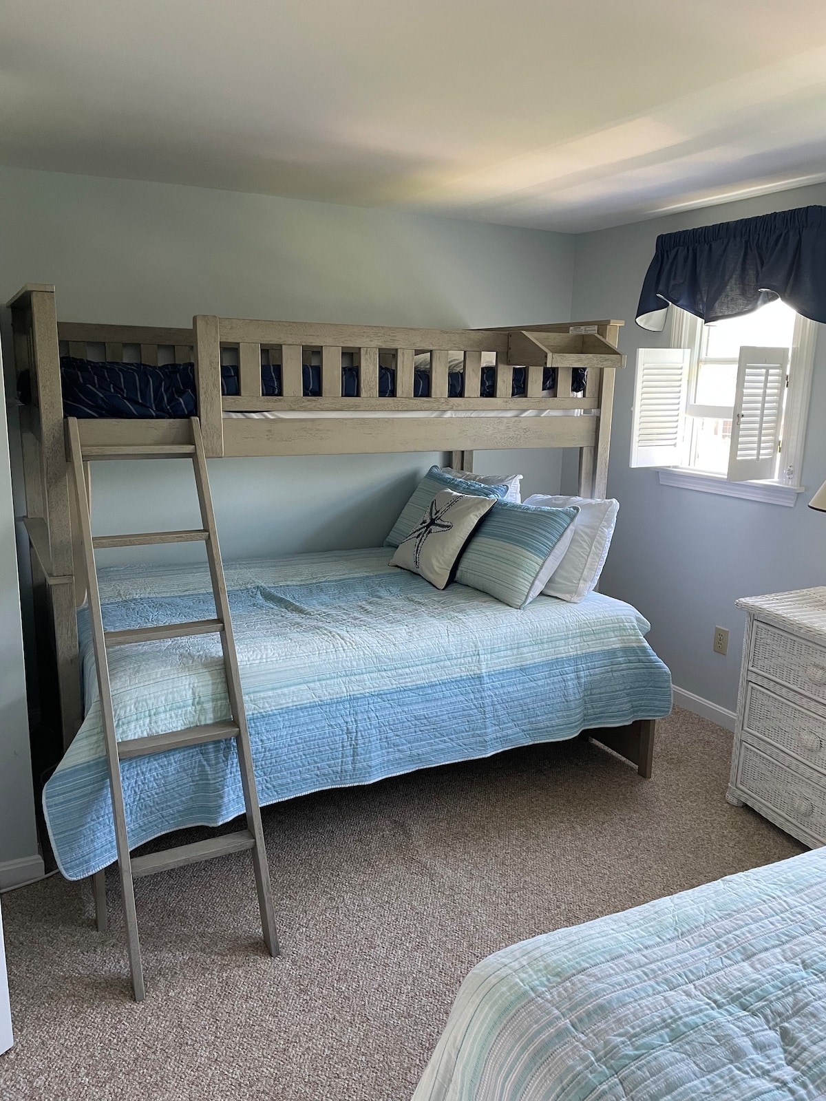 Spálňa 2: manželská posteľ s poschodovou posteľou a druhou manželskou posteľou