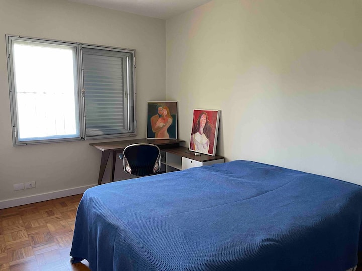 جناح كبير بسرير بحجم كوين وسريران مزدوجان