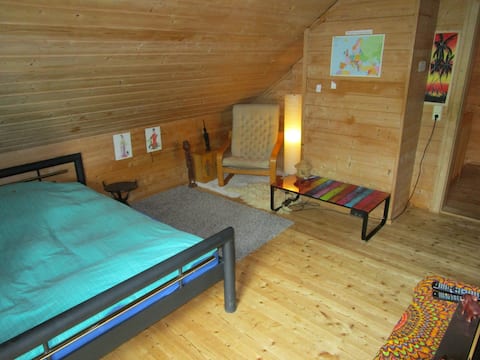 Gemütliches Zimmer in Holzhaus