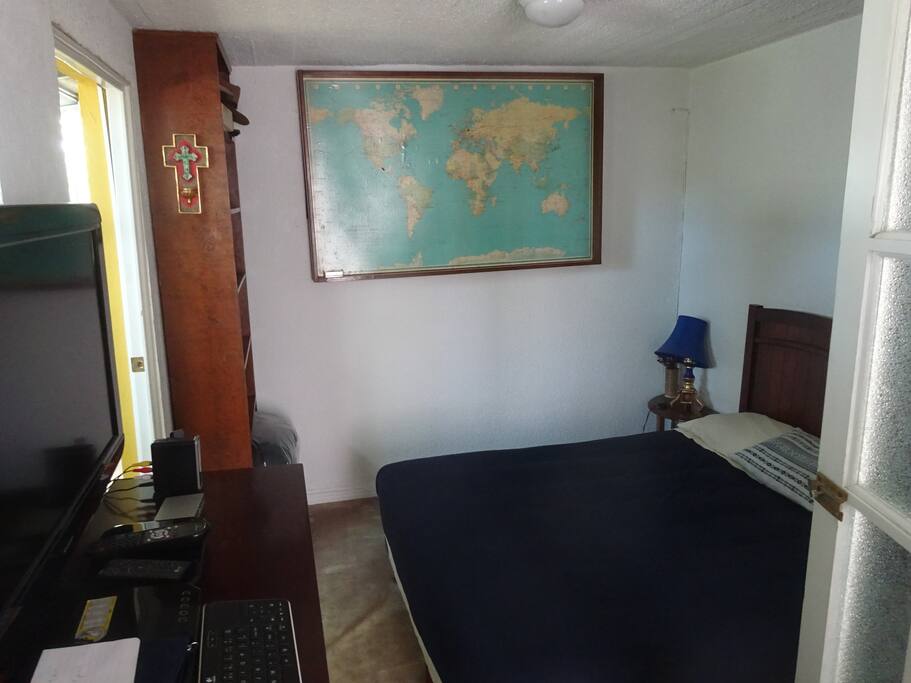 Cuarto grande con baño (piso de abajo) · Big room with toilet (upper floor)