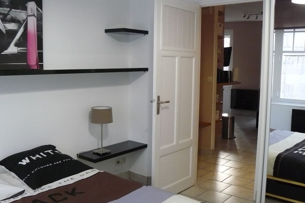 La chambre avec de nombreux rangements (armoire + rangements sous le lit)