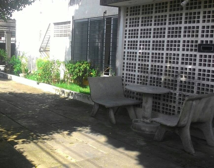 entrada do prédio,dois portões de segurança,murada alto.