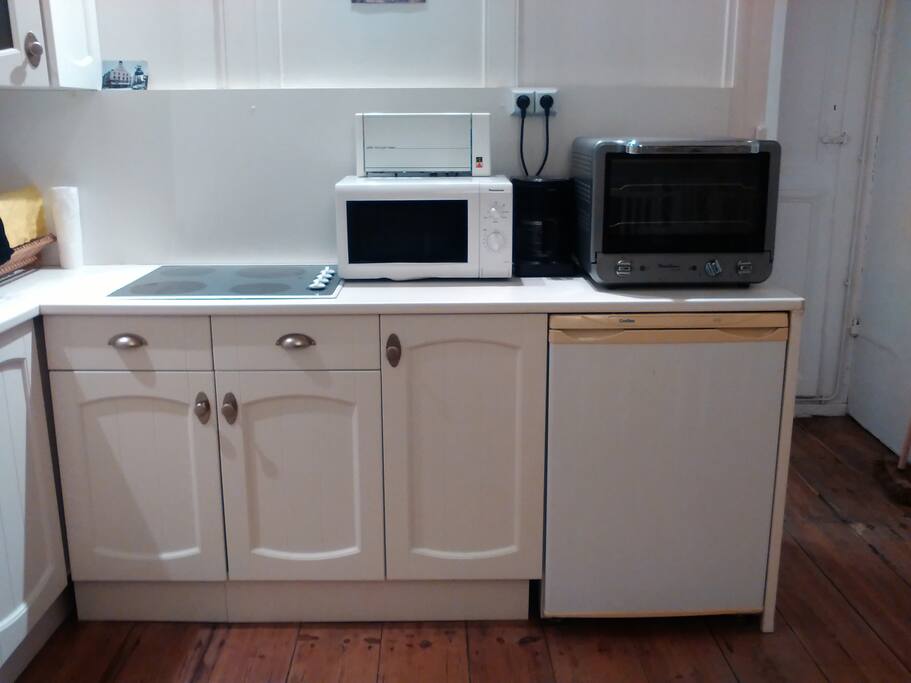 Cuisine four, micro-onde, grille-pain, cafe filtre
Kitchen with oven, microwave, toaster and coffee machine