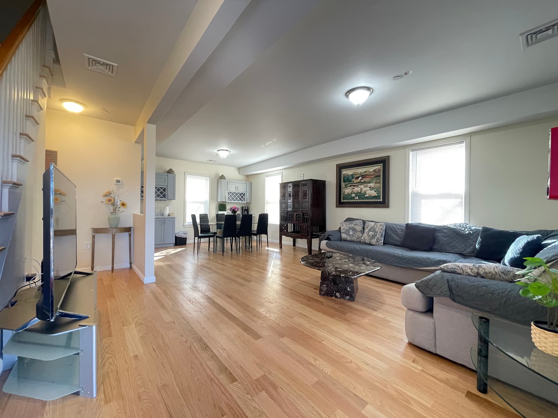 Modern Duplex City Ctr Apt 4 BRs 3 bths, 4-8 guest