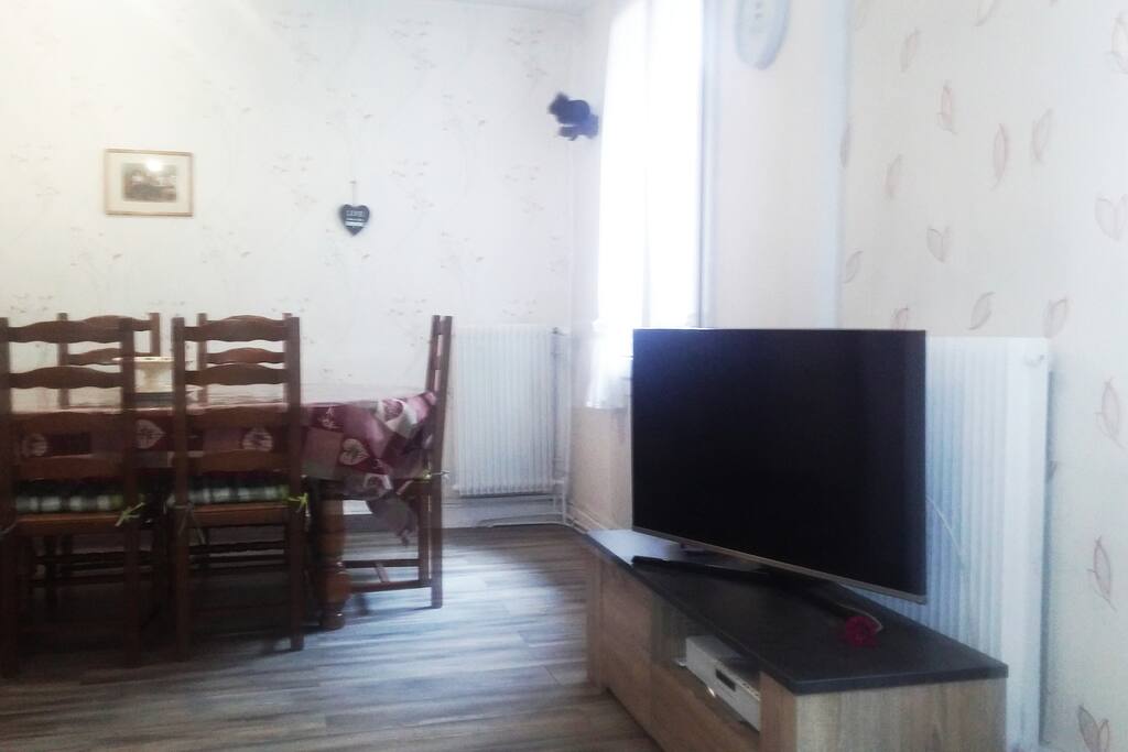 TV ET SALLE A MANGER