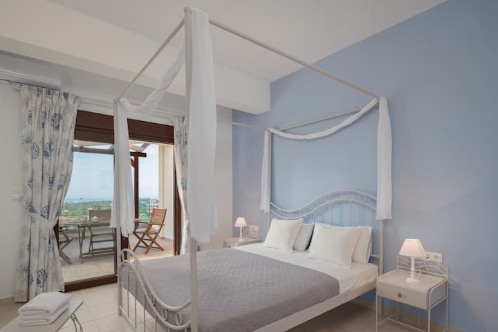 חדר שינה חמים ומזמין, מושלם לשנת לילה שלווה.