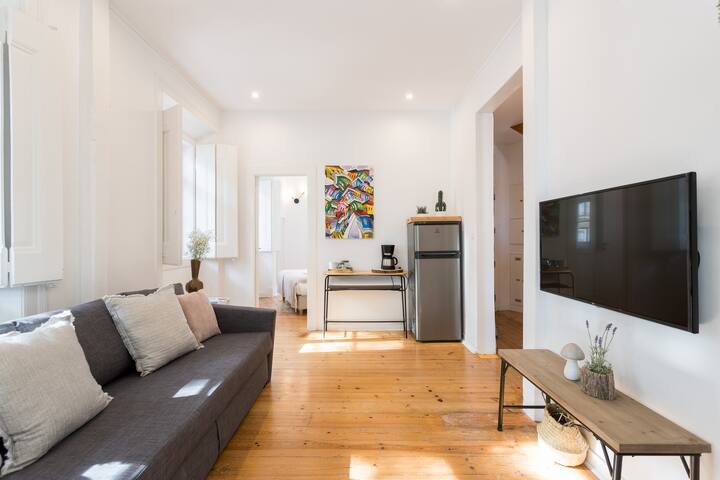 AlfamaTale 4BR Duplex w/RiverView – by LU Holidays gallery image 5