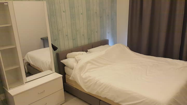 חדר שינה ראשי - מיטת קווין סייז, מזגן, מאוורר תקרה, מלתחה בגובה מלא, שולחן וכיסא משרדי ושולחן הלבשה.