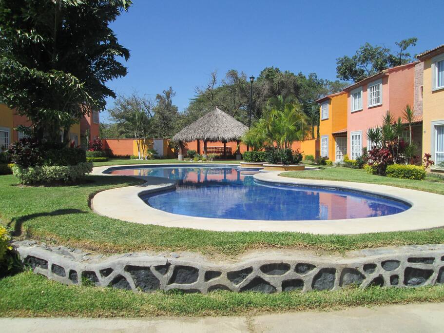 Alberca con chapoteadero para niños.