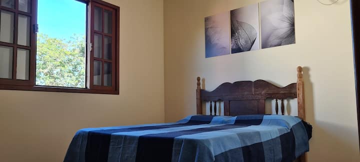 الجناح 2 - سرير مزدوج ، مع مكيف هواء ومروحة سقف.