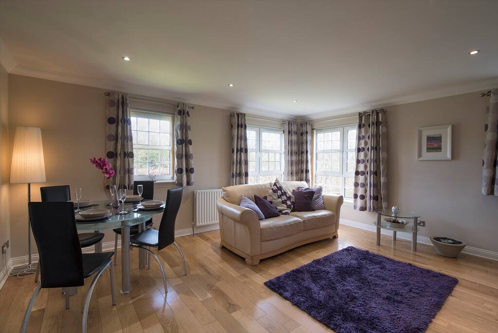 Dual aspect bright and airy lounge