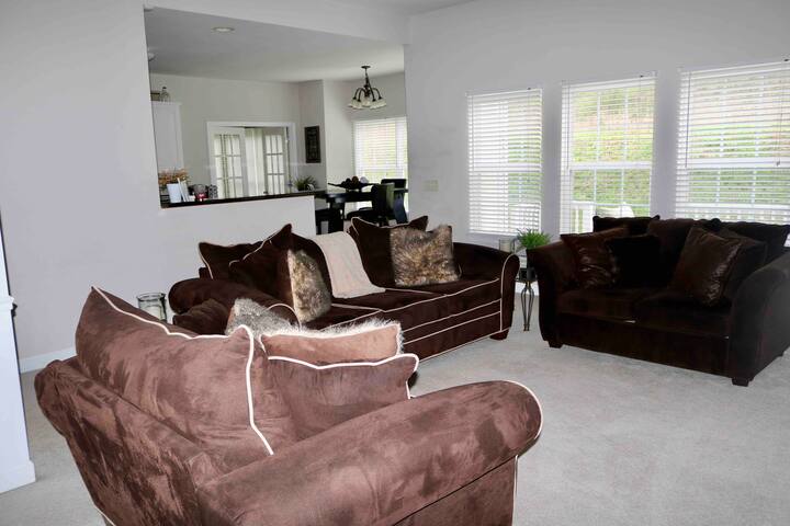 Gorgeous selfie space. Close to everything. gallery image 4