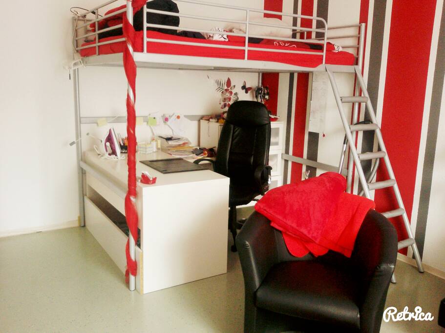 Schlafbereich ( Bett 1,40x2,00) mit Schreibtisch