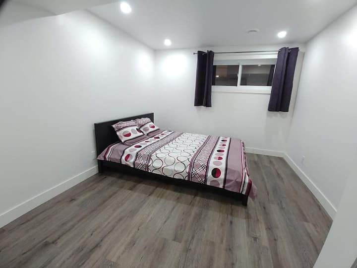 Chambre Privée Propre Et Calme Au Demi Sous-sol - Beloeil