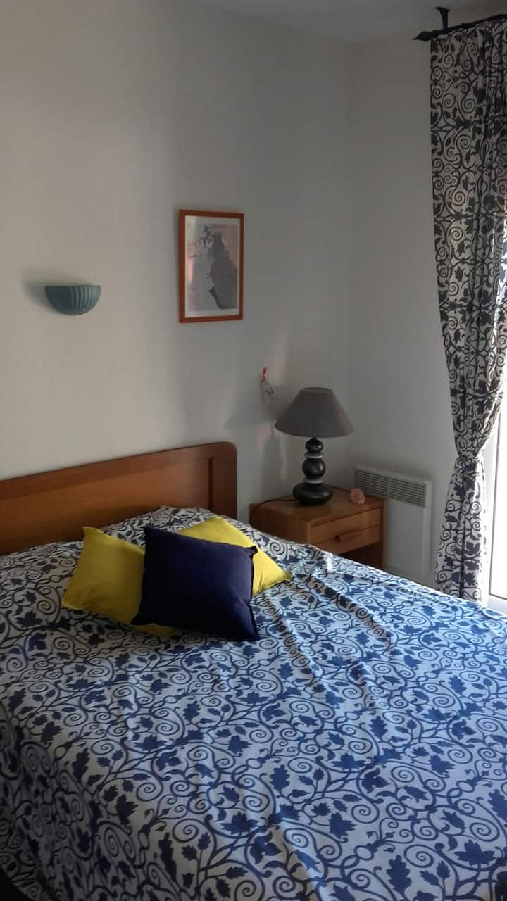 Dormitorio 1 con cama doble de 140 cm y armario corredizo