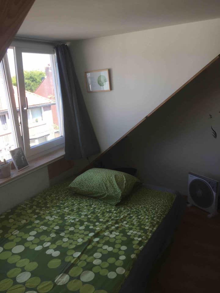Sofá cama con capacidad para 2 personas. También tienes una cama separada para poner al lado, en caso de que necesites más espacio.