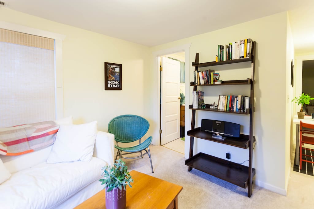 Living room space with plenty of Seattle-area visitor guides